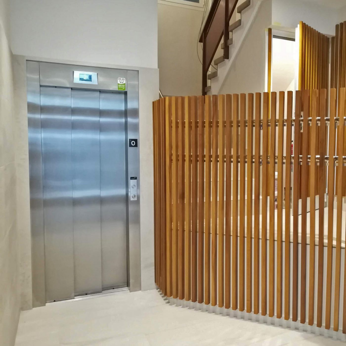 Foto de ascensor a cota cero en Vitoria por Aktua Rehabilitación Integral